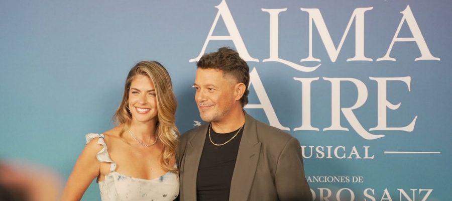 ALEJANDRO SANZ POSA JUNTO A STEPHANIE CAYO Y SUS HIJOS POR PRIMERA VEZ