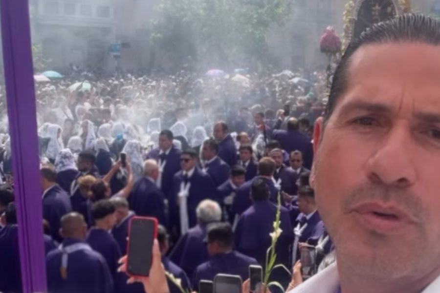 GREGORIO PERNÍA 'EL TITI' ACOMPAÑA PROCESIÓN DEL SEÑOR DE LOS MILAGROS Y CONFIESA  DEVOCIÓN POR EL CRISTO MORENO