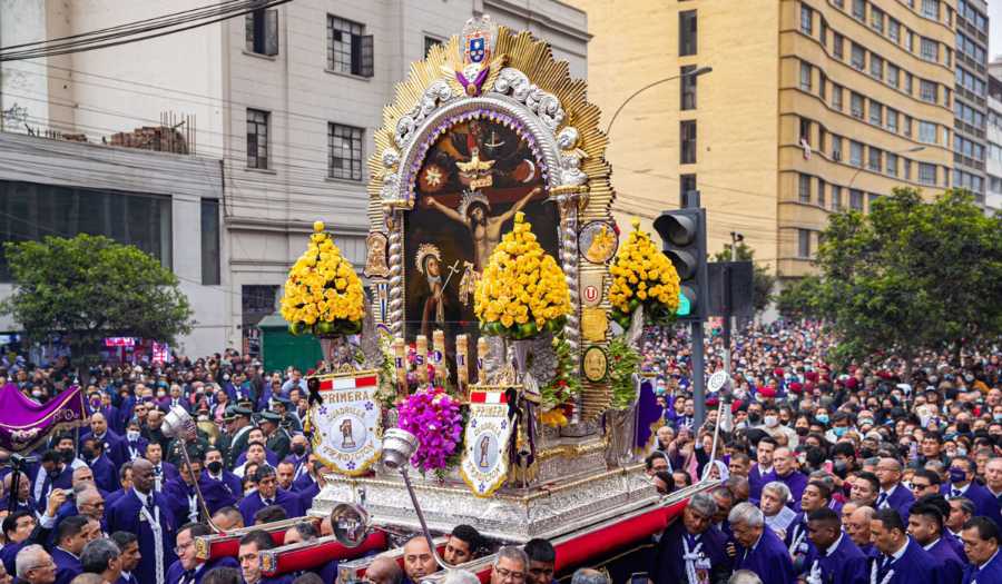 GREGORIO PERNÍA 'EL TITI' ACOMPAÑA PROCESIÓN DEL SEÑOR DE LOS MILAGROS Y CONFIESA  DEVOCIÓN POR EL CRISTO MORENO
