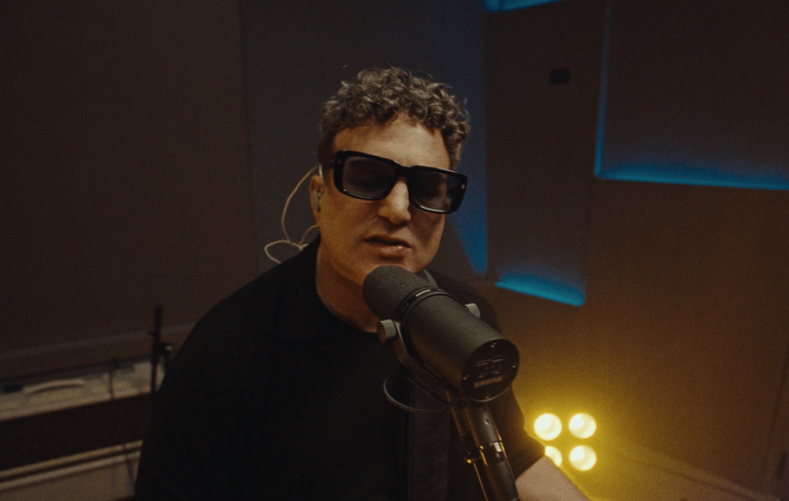 JEFFRY FISCHMAN REINVENTA UN CLÁSICO "EN ESTA HABITACIÓN" UNA NUEVA VERSIÓN DE ESTE HIMNO DEL ROCK EN ESPAÑOL