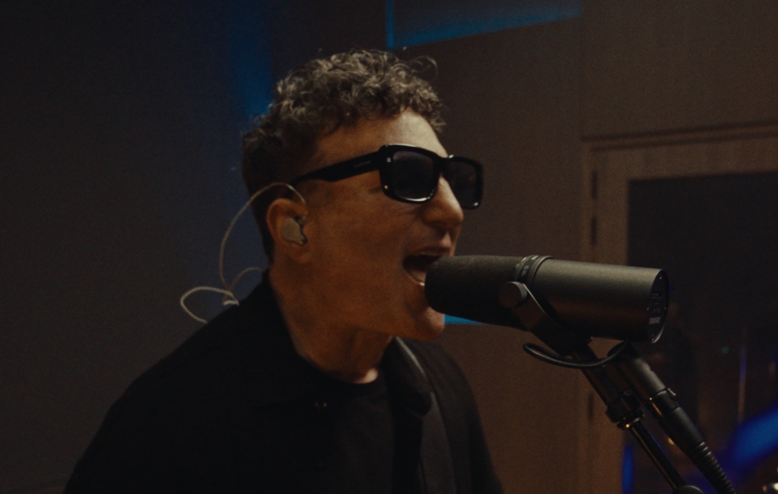 JEFFRY FISCHMAN REINVENTA UN CLÁSICO "EN ESTA HABITACIÓN" UNA NUEVA VERSIÓN DE ESTE HIMNO DEL ROCK EN ESPAÑOL
