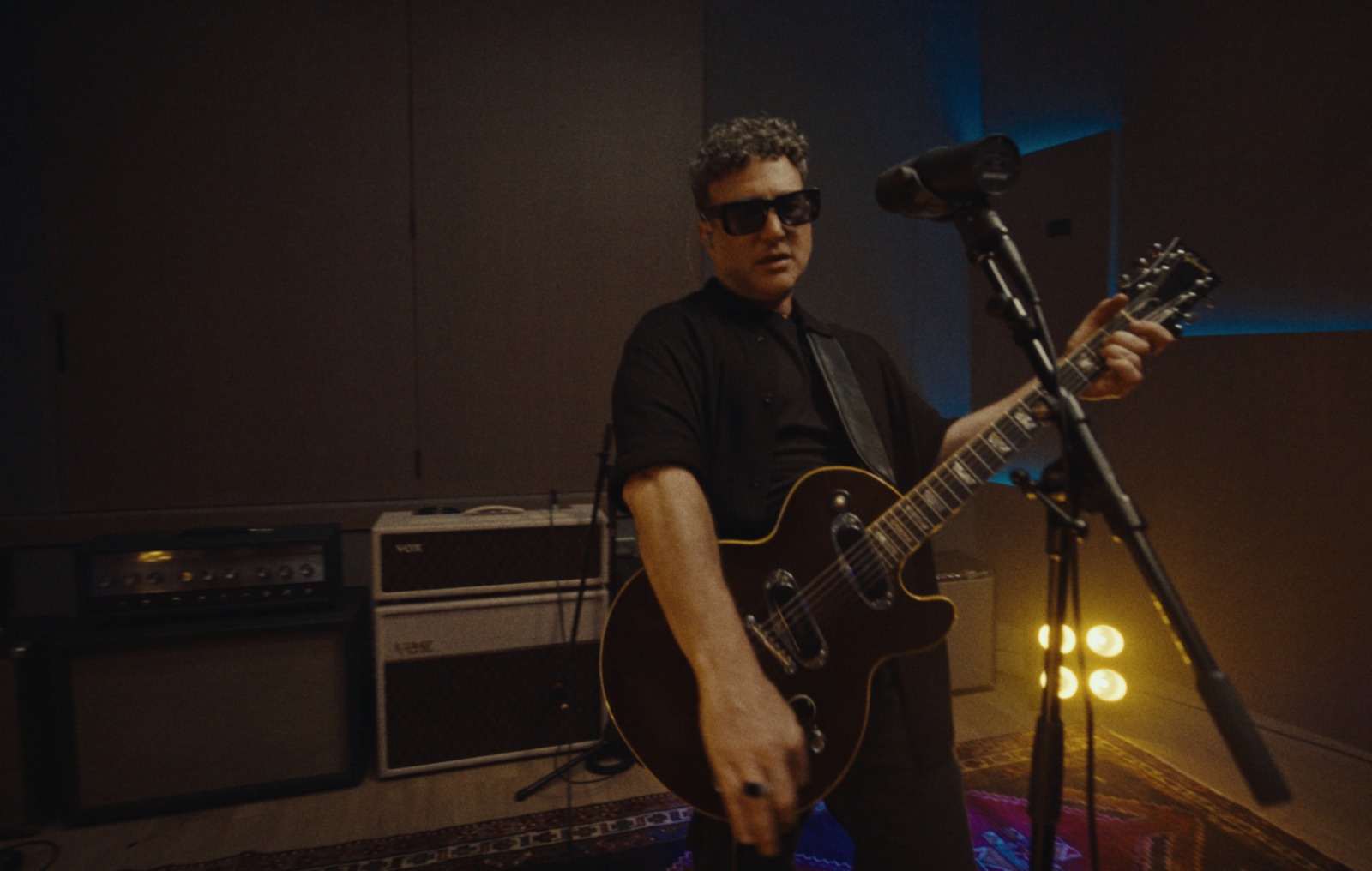 JEFFRY FISCHMAN REINVENTA UN CLÁSICO "EN ESTA HABITACIÓN" UNA NUEVA VERSIÓN DE ESTE HIMNO DEL ROCK EN ESPAÑOL