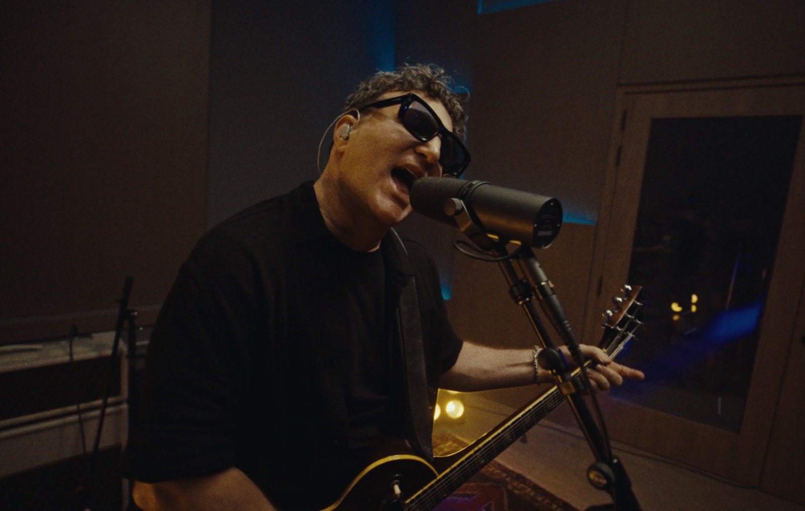 JEFFRY FISCHMAN REINVENTA UN CLÁSICO "EN ESTA HABITACIÓN" UNA NUEVA VERSIÓN DE ESTE HIMNO DEL ROCK EN ESPAÑOL