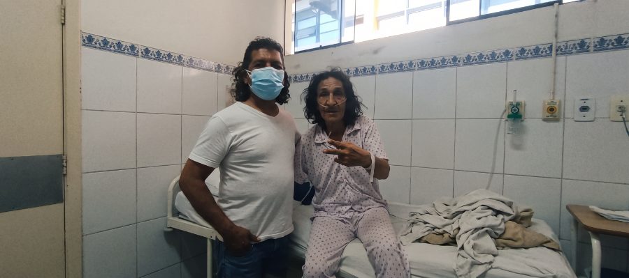 MONDONGUITO RECIBE A CACHAY EN EL HOSPITAL Y DESMIENTE CON HUMOR SU FALLECIMIENTO